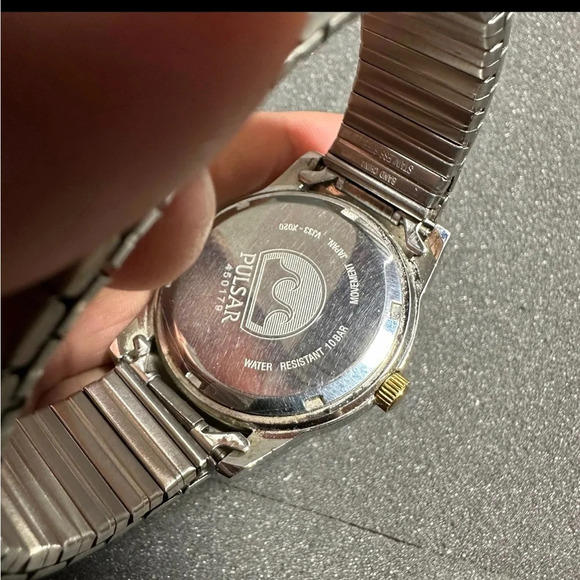 Pulsar Watch Men Silver Gold 2 Tone Round Dial Stretch Band Working New Battery - Picture 9 of 9